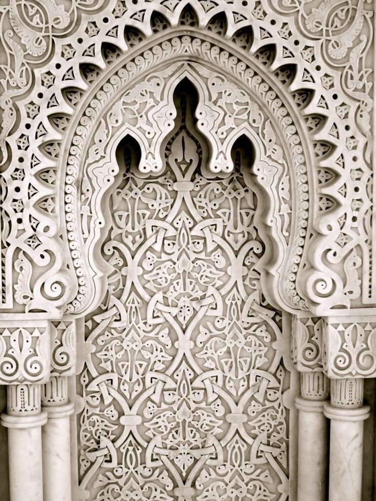 Arche sculptée de motifs floraux et géométriques marocains