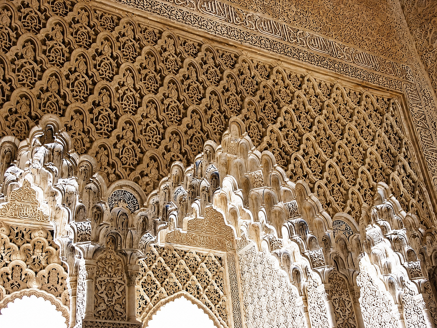 Muqarnas et calligraphies sculptés dans une architecture islamique traditionnelle