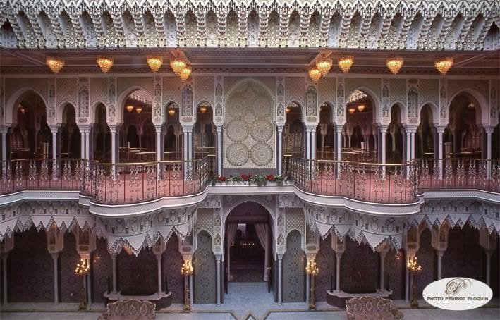 Patio monumental d’architecture marocaine sculptée
