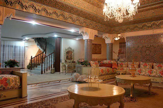 Salon marocain décoré de corniches et colonnes sculptées